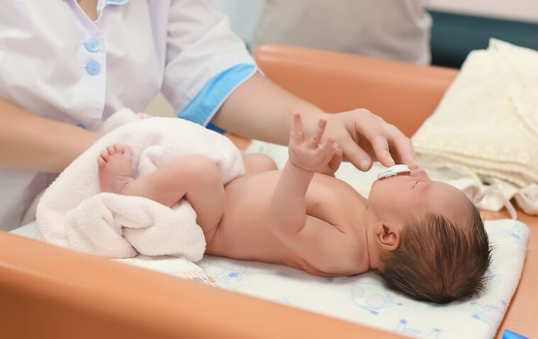 生まれたばかりの新生児と臍の緒